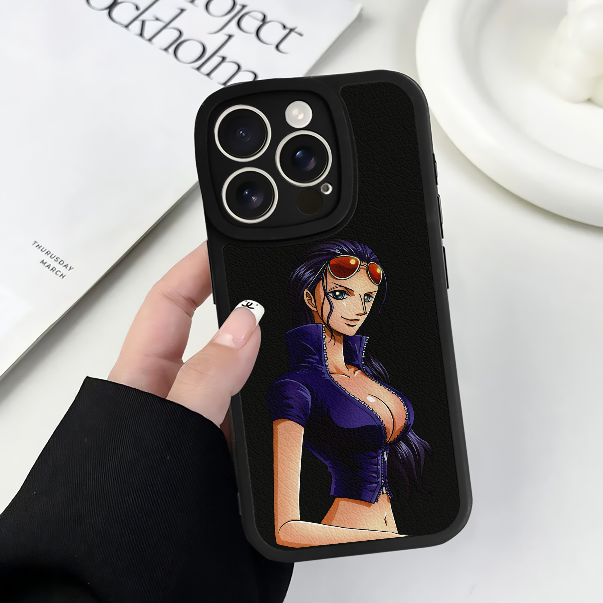 （画像用） ワンピース ニコ・ロビン ONE PIECE Nico Robin 【iPhone 16シリーズ対応】シリコンスマホケース（レザー調） 材質：シリコン